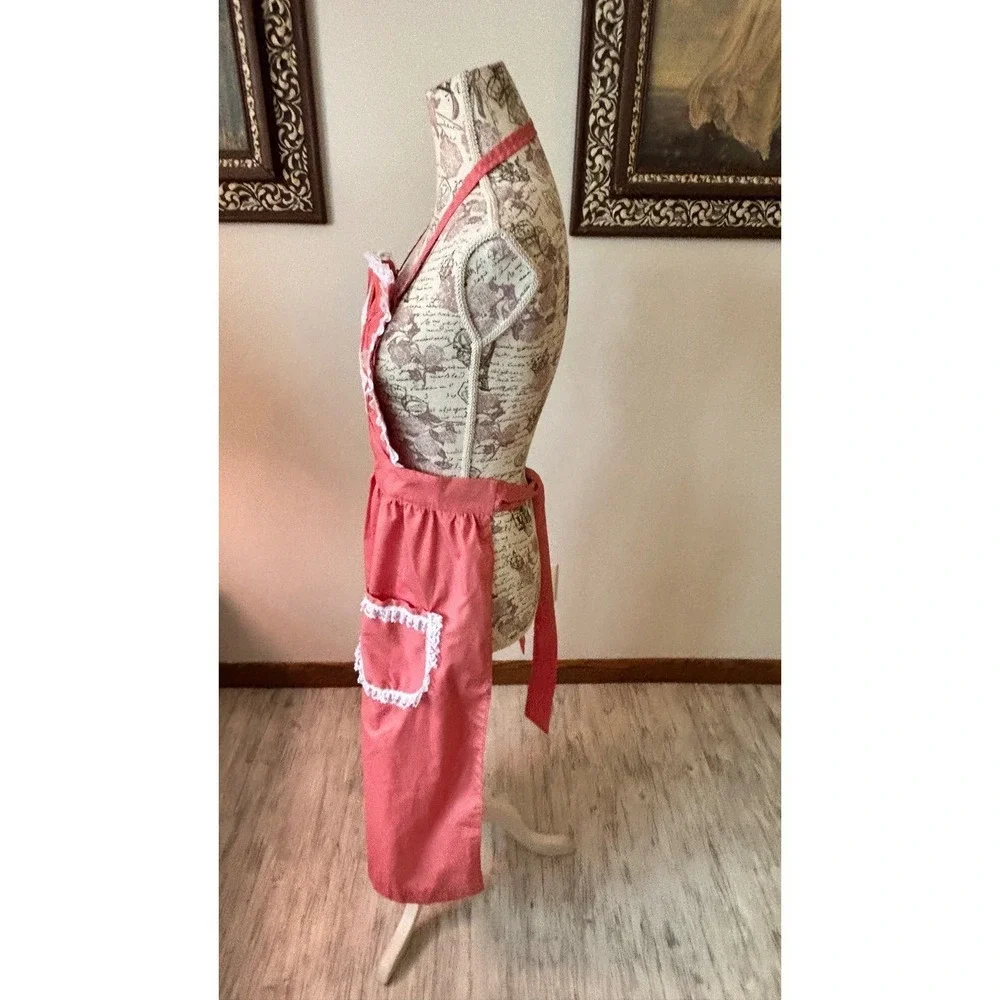 Vintage Quilted Apron Coral White Lace Pockets Kitchen Chef Hostess Retro